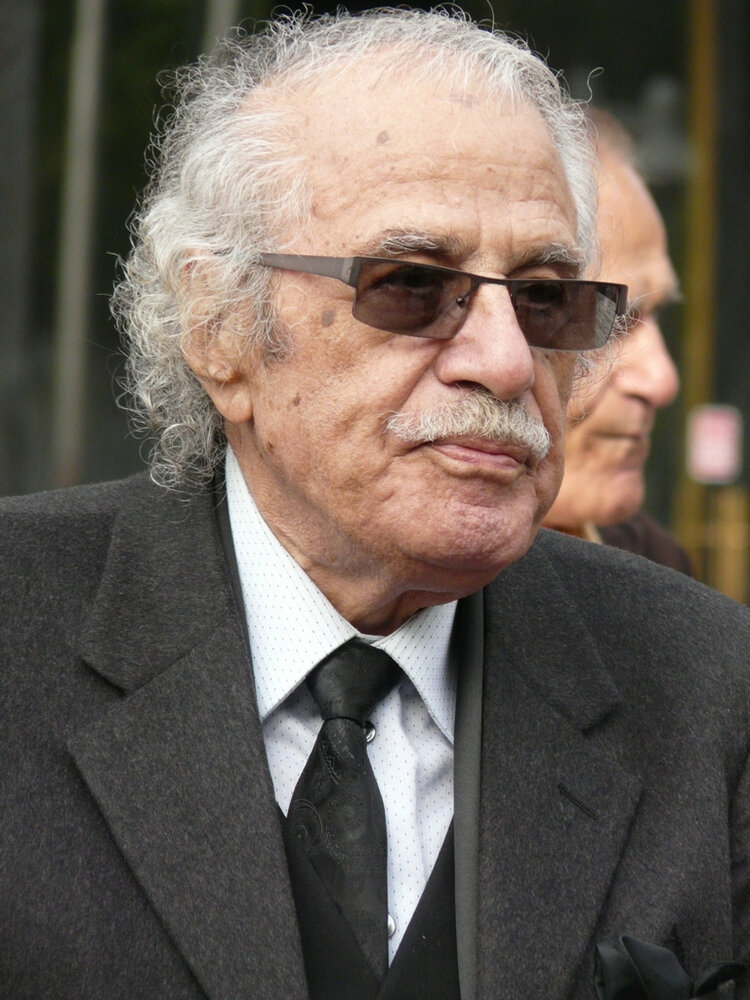 A man in suit and tie wearing sunglasses.